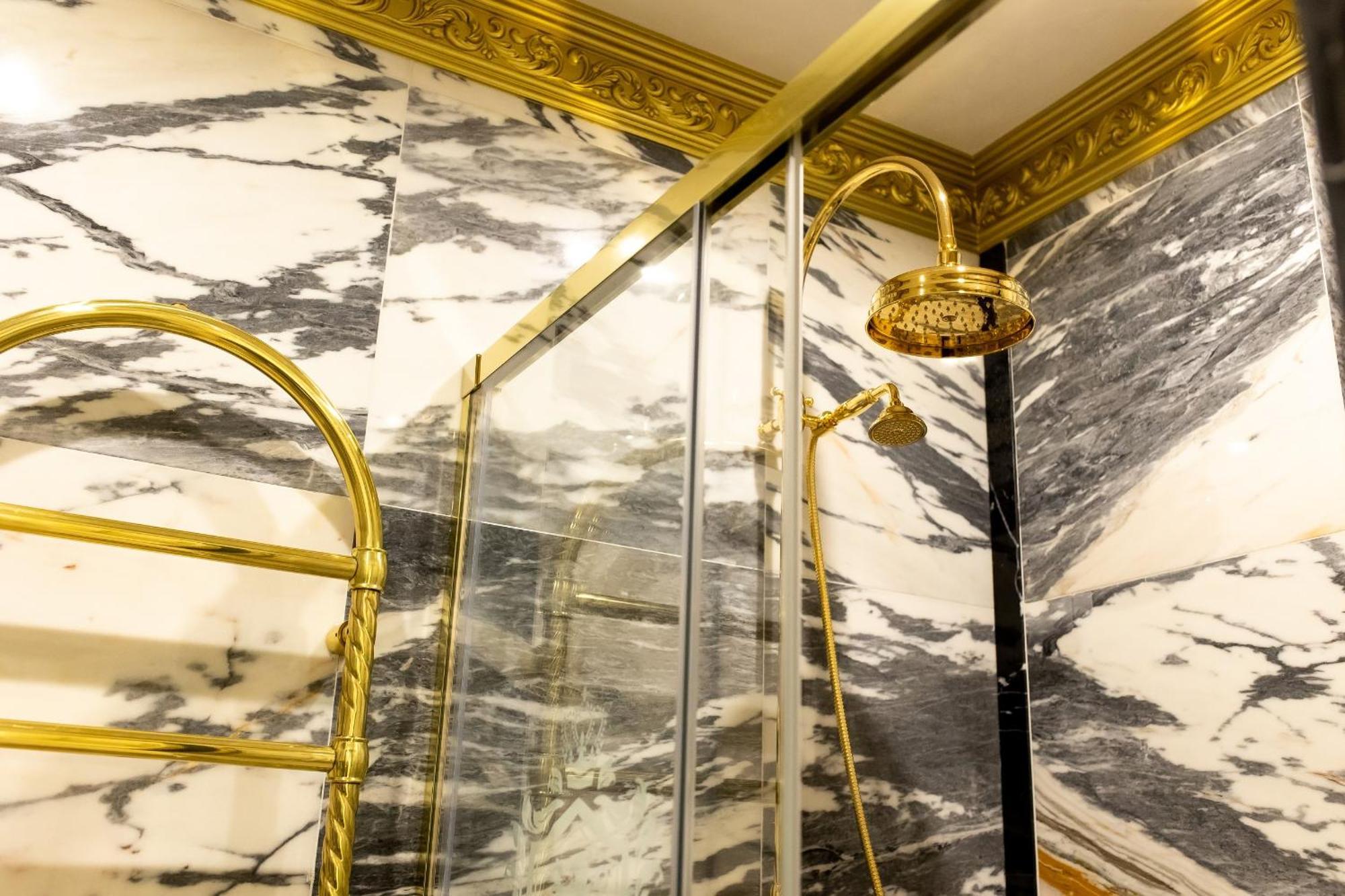 Royal Palace Luxury Hotel And Spa Khmelnytskyi Room photo