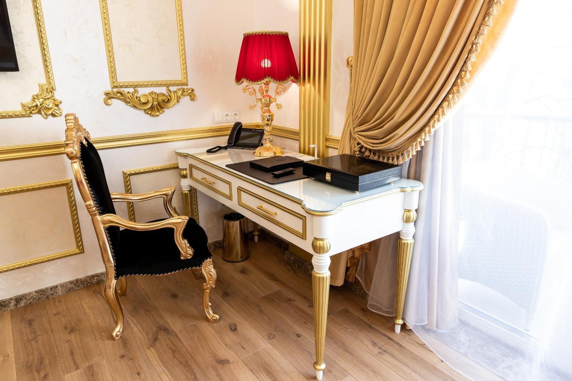Royal Palace Luxury Hotel And Spa Khmelnytskyi Room photo